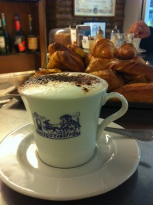 Cappuccino e cornetto artigianale